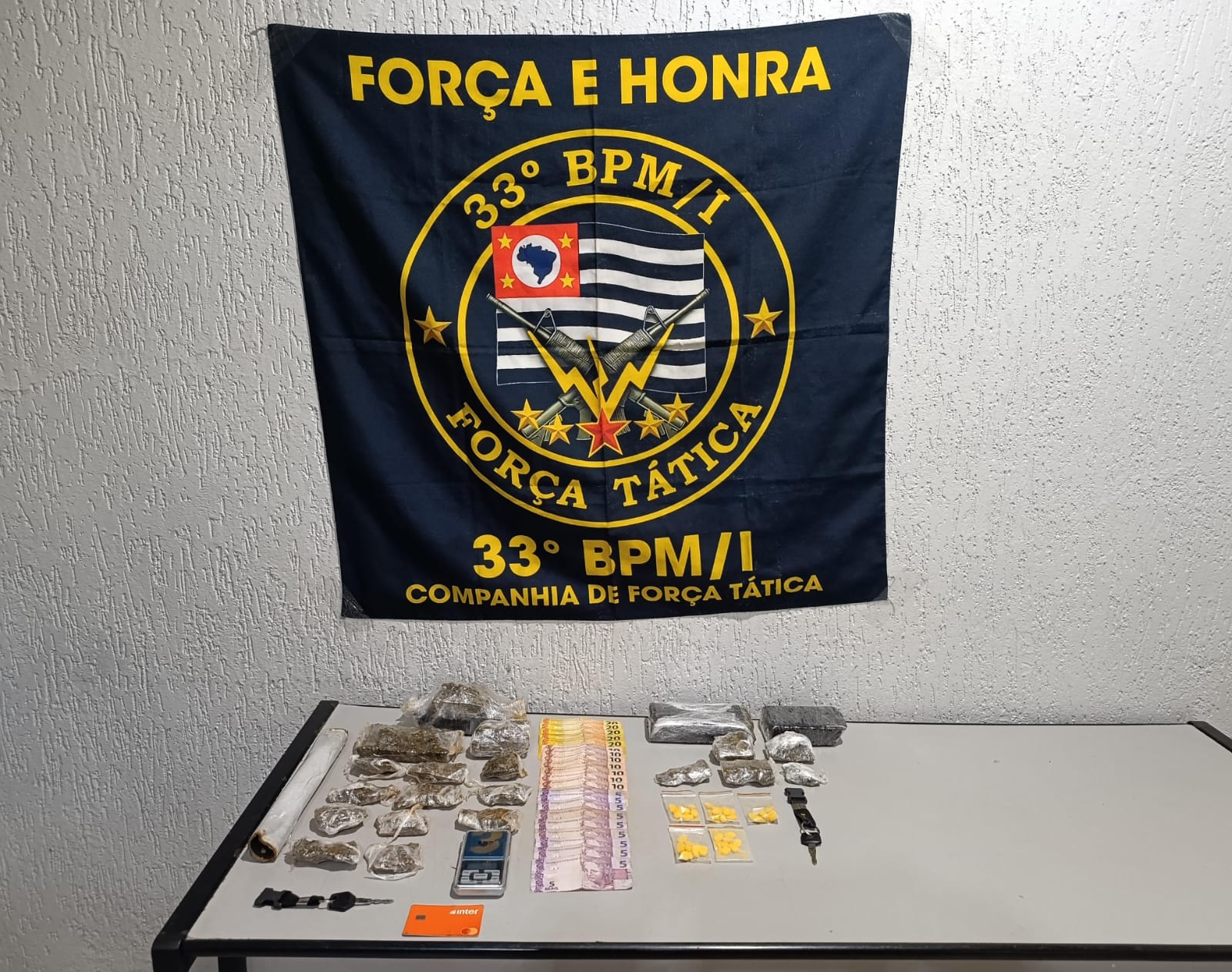 Polícia Militar detém  dois e apreende mais de 2kg de drogas