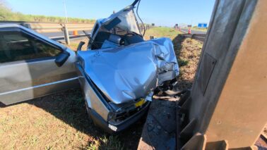 Condutor fica ferido após colisão contra poste na rodovia Armando Sales de Oliveira (Foto: O Diário de Barretos)