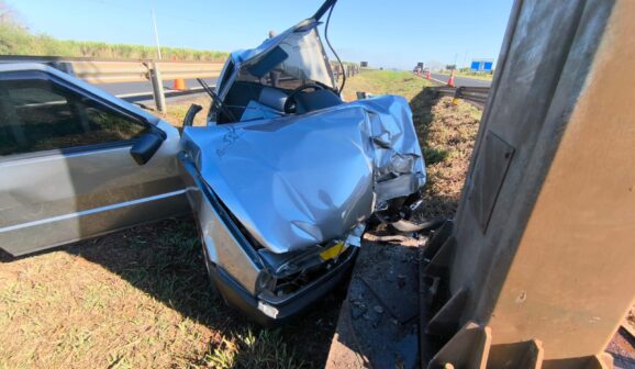 Condutor fica ferido após colisão contra poste na rodovia Armando Sales de Oliveira (Foto: O Diário de Barretos)