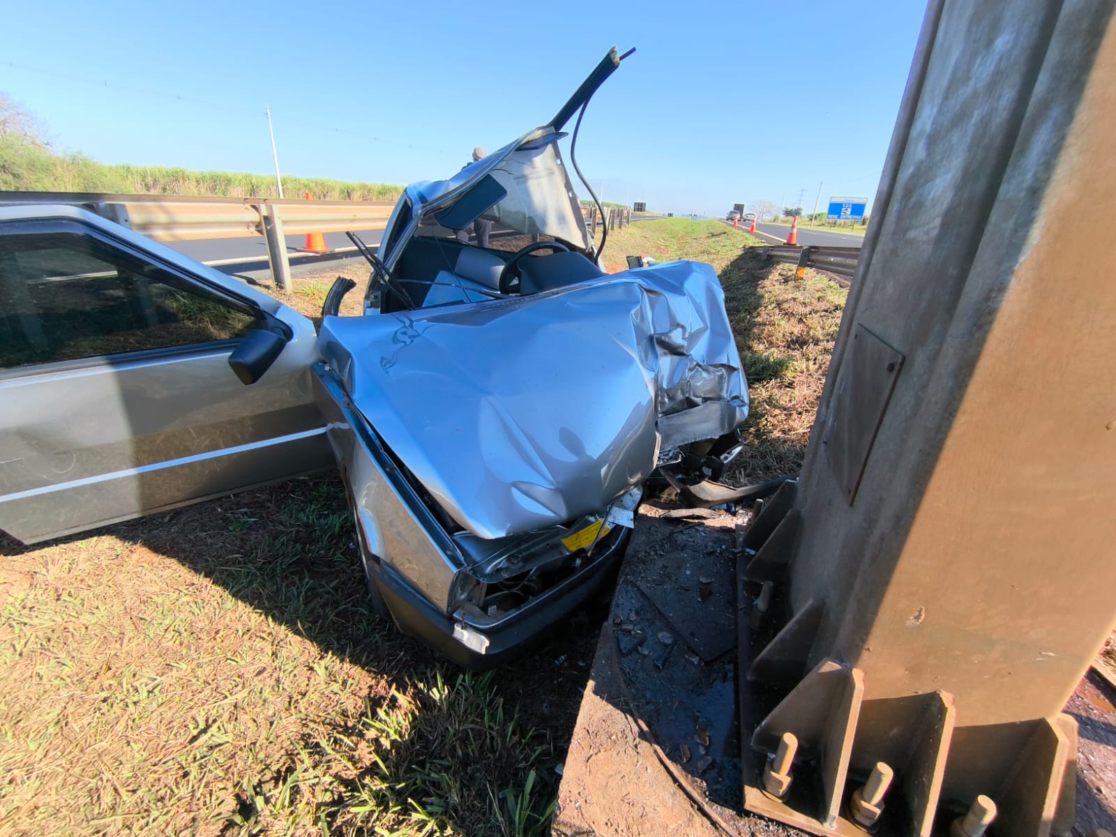 Condutor fica ferido após colisão contra poste na rodovia Armando Sales de Oliveira