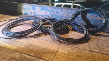 Suspeitos fogem e abandonam cabos elétricos furtados de fazenda (Foto: O Diário de Barretos)