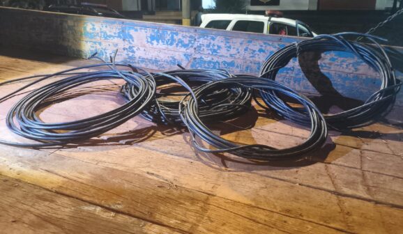 Suspeitos fogem e abandonam cabos elétricos furtados de fazenda (Foto: O Diário de Barretos)