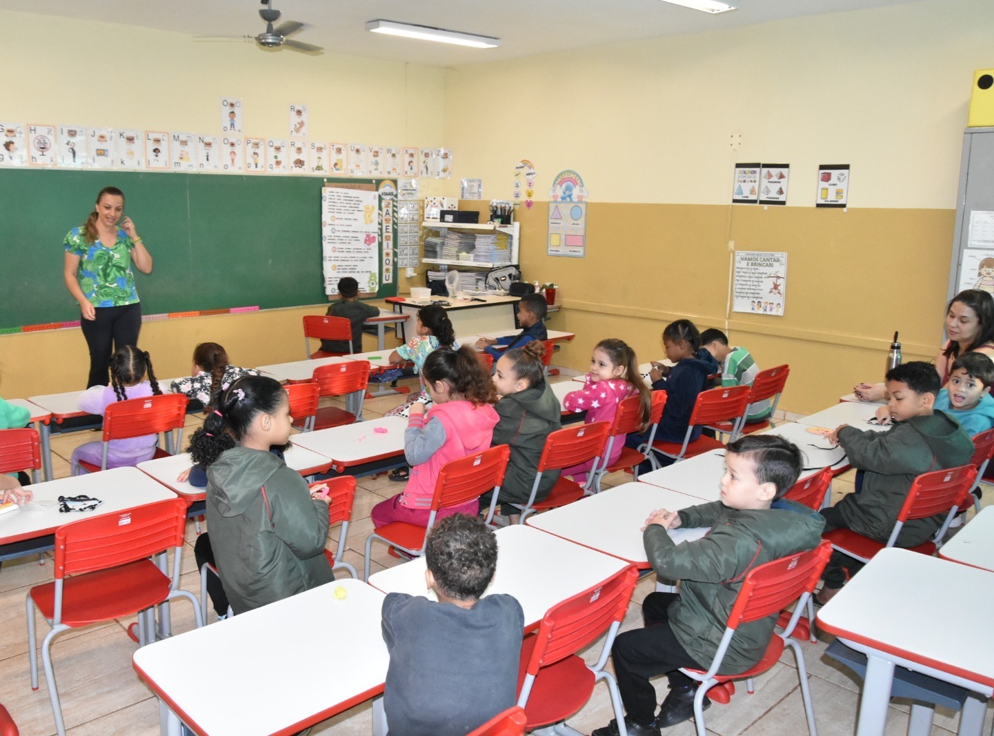 Volta às aulas na rede municipal mobiliza 12,3 mil alunos 