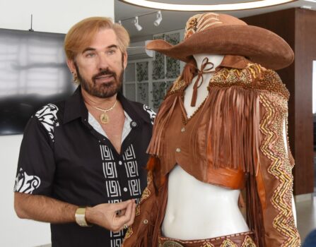 Traje de estilista integra exposição 