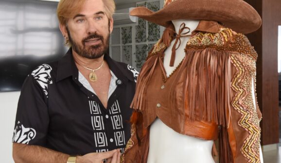 Traje de estilista integra exposição 