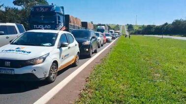 Remoção de carreta incendiada em rodovia acontece nesta quarta-feira