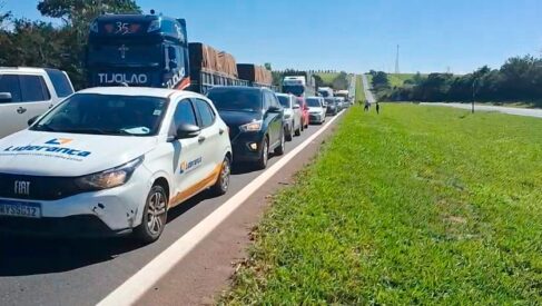Remoção de carreta incendiada em rodovia acontece nesta quarta-feira