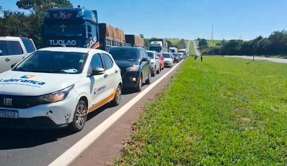 Remoção de carreta incendiada em rodovia acontece nesta quarta-feira