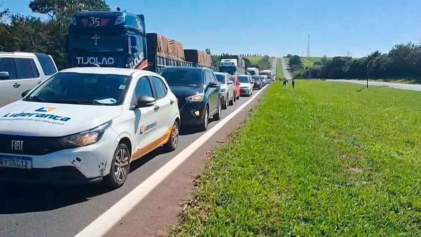 Remoção de carreta incendiada em rodovia acontece nesta quarta-feira