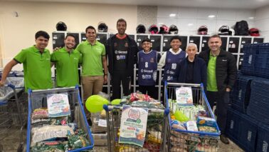 A Associação Pró-Voleibol de Barretos, em parceria com a agência Sicredi da Avenida 43, realizou no último sábado (25) uma campanha de arrecadação de alimentos em um supermercado do bairro Fortaleza.