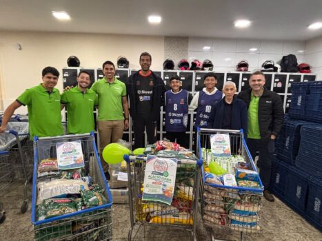 A Associação Pró-Voleibol de Barretos, em parceria com a agência Sicredi da Avenida 43, realizou no último sábado (25) uma campanha de arrecadação de alimentos em um supermercado do bairro Fortaleza.