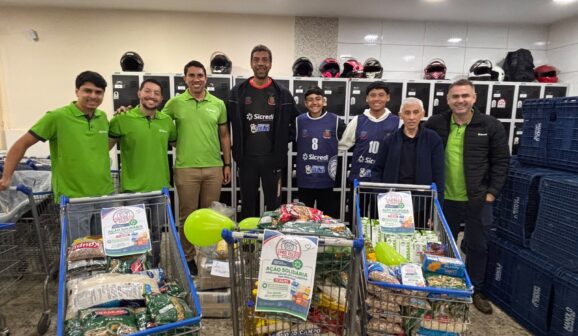 A Associação Pró-Voleibol de Barretos, em parceria com a agência Sicredi da Avenida 43, realizou no último sábado (25) uma campanha de arrecadação de alimentos em um supermercado do bairro Fortaleza.
