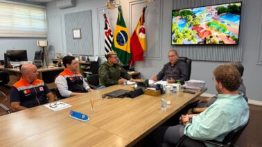Reunião realizada no gabinete tratou sobre fiscalização de descarte irregular de lixo (Foto: Divulgação)