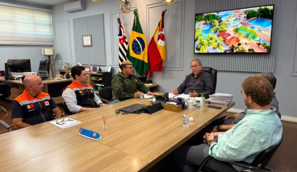 Reunião realizada no gabinete tratou sobre fiscalização de descarte irregular de lixo (Foto: Divulgação)