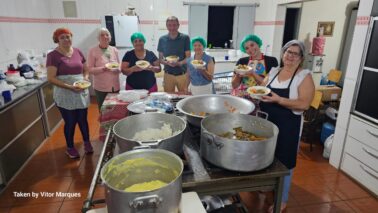 A Comunidade Santana e Santa Terezinha segue realizando a distribuição de marmitas para famílias em situação de vulnerabilidade na região do bairro Santana e bairros adjacentes, em Barretos.