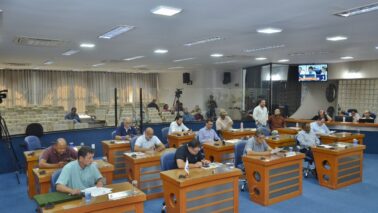 A Câmara Municipal de Barretos realizou sessão extraordinária na tarde desta segunda (6), no Plenário Ruy Menezes, com a presença de 16 dos 17 vereadores para a votação de 12 Projetos de Lei de Abertura de Crédito Adicional