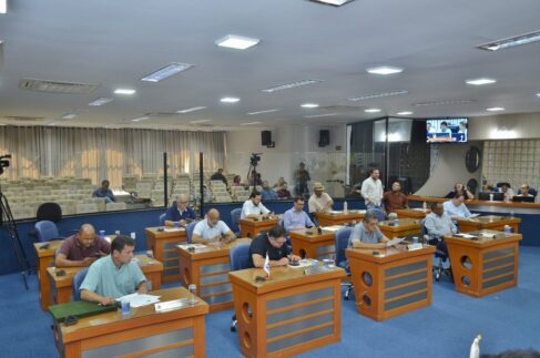 A Câmara Municipal de Barretos realizou sessão extraordinária na tarde desta segunda (6), no Plenário Ruy Menezes, com a presença de 16 dos 17 vereadores para a votação de 12 Projetos de Lei de Abertura de Crédito Adicional