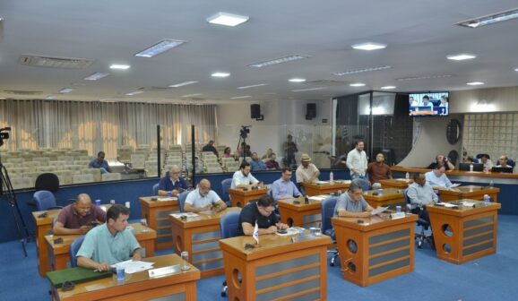 A Câmara Municipal de Barretos realizou sessão extraordinária na tarde desta segunda (6), no Plenário Ruy Menezes, com a presença de 16 dos 17 vereadores para a votação de 12 Projetos de Lei de Abertura de Crédito Adicional