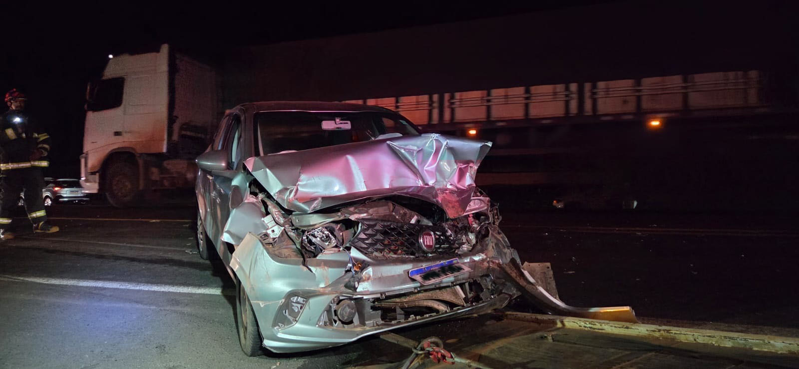 Condutor é autuado por embriaguez após ficar ferido em acidente