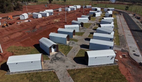 Cada hospedagem, em estilo de cabana, acomoda até quatro pessoas e conta com estrutura privativa (Foto: Divulgação)