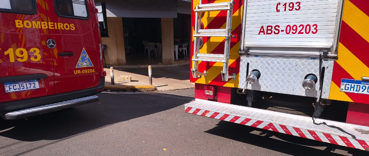 Bombeiros são acionados para combate a incêndio em estabelecimento