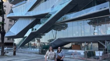 Stella Ribeiro Moreira e Heloisa Ribeiro Dias em frente ao MIS (Foto: Divulgação)