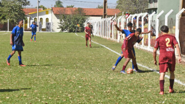 Futebol de campo teve jogos iniciados na sexta-feira, no campo do Rochão