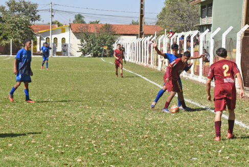 Futebol de campo teve jogos iniciados na sexta-feira, no campo do Rochão