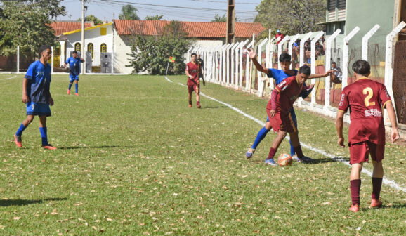 Futebol de campo teve jogos iniciados na sexta-feira, no campo do Rochão