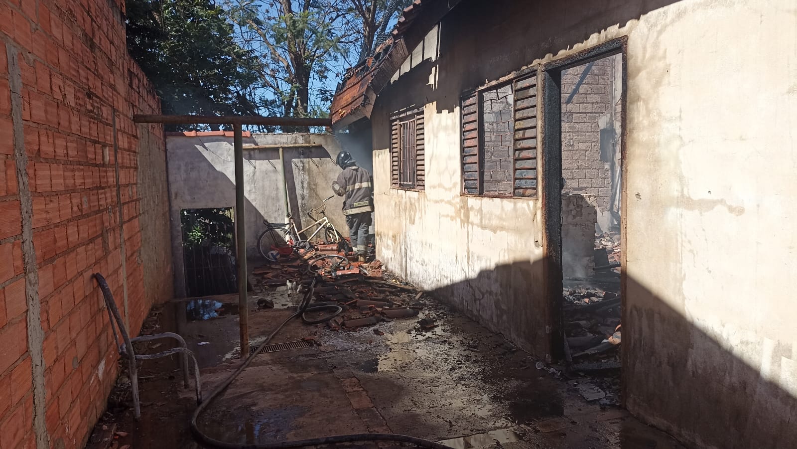Bombeiros extinguem incêndio em residência no bairro Nova Barretos II