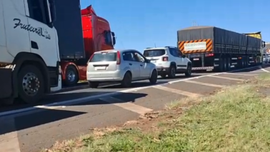 Incêndio em carreta carregada com produto perigoso interdita rodovia Faria Lima (Foto: O Diário de Barretos)
