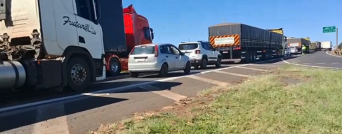 Incêndio em carreta carregada com produto perigoso interdita rodovia Faria Lima (Foto: O Diário de Barretos)