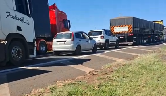 Incêndio em carreta carregada com produto perigoso interdita rodovia Faria Lima (Foto: O Diário de Barretos)