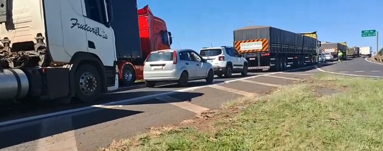 Incêndio em carreta carregada com produto perigoso interdita rodovia Faria Lima