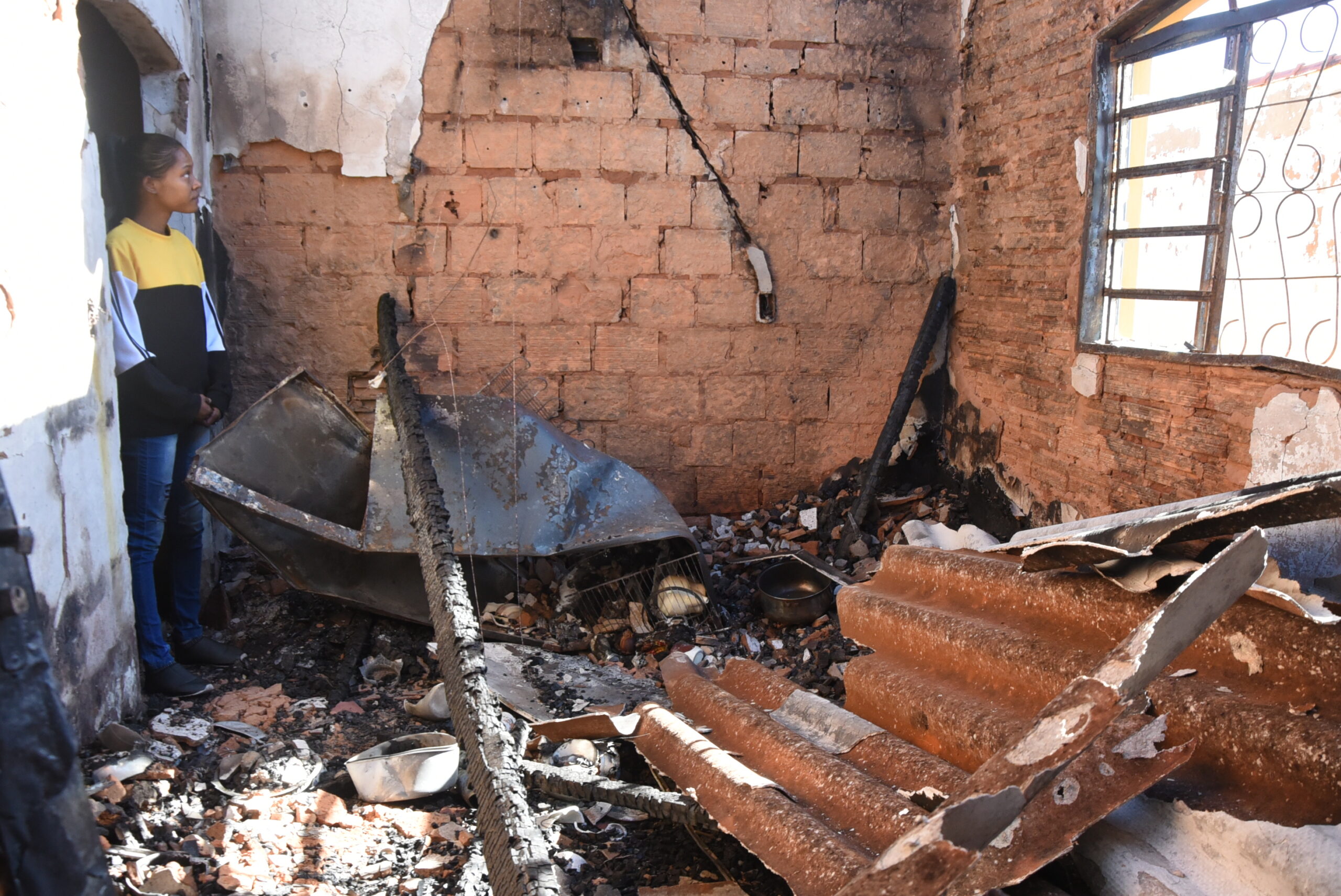 Família pede ajuda após incêndio atingir residência