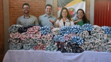 Roselaine recebeu as doações de equipe da Sicredi (Foto: Divulgação)
