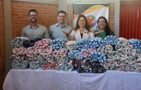 Roselaine recebeu as doações de equipe da Sicredi (Foto: Divulgação)