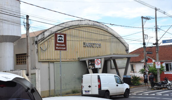 Mercado Municipal está situado na rua 14, na área central de Barretos