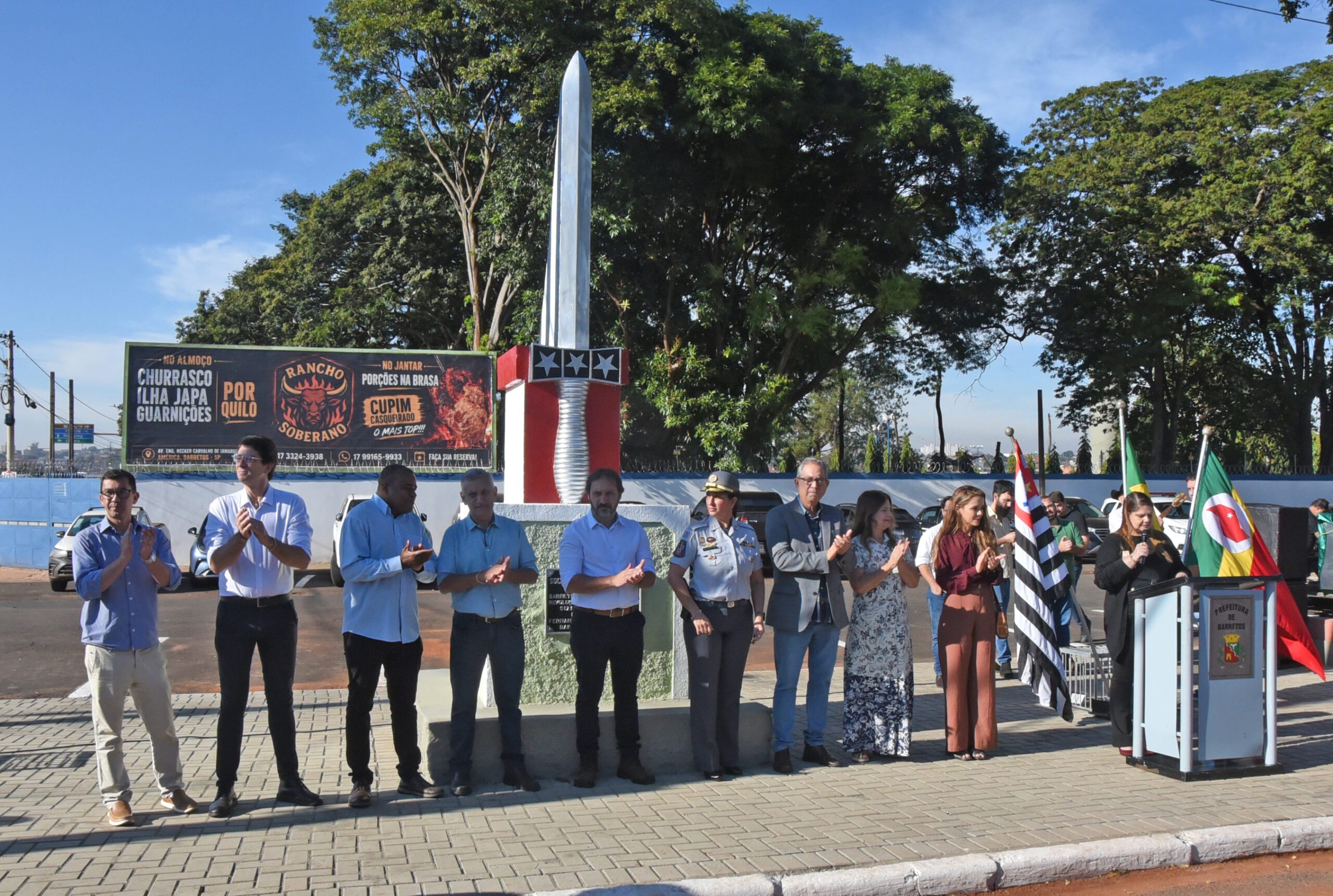 Reinstalação do monumento reúne autoridades civis e militares