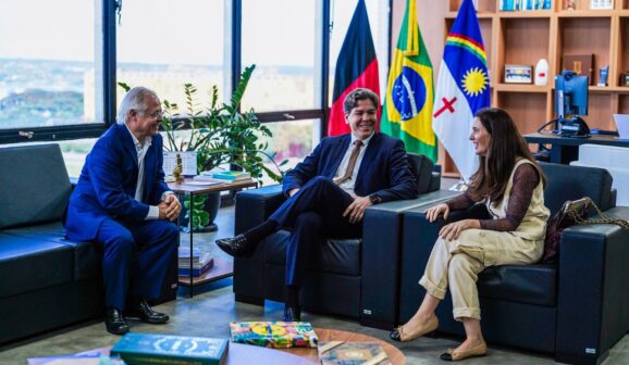 Monteiro Neto e Lara com o ministro Frederico Siqueira em Brasília (Foto: Divulgação)