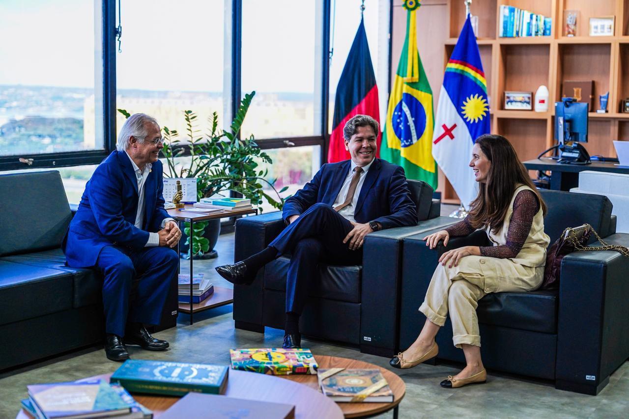 Diretores da Rede Vida apresentam plano de expansão a ministro