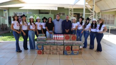 Representantes de Os Independentes e candidatas ao concurso Rainha da Festa durante a entrega ao Instituto Valorize