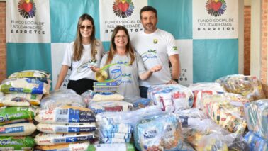 Roselaine (centro) recebeu os alimentos de Aleksandro e Julia Delfino