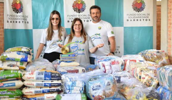 Roselaine (centro) recebeu os alimentos de Aleksandro e Julia Delfino
