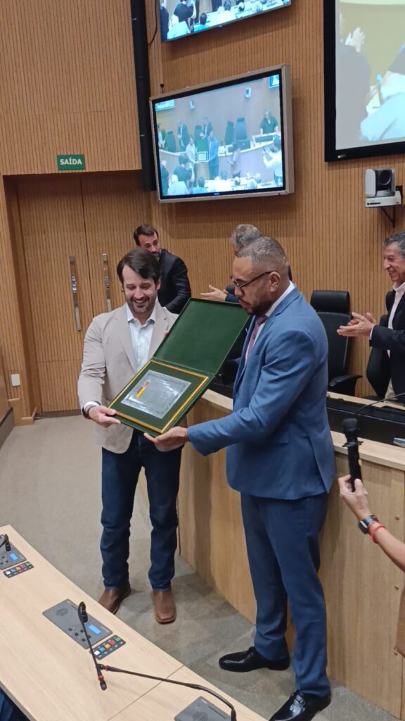 Entrega do título ocorreu na sede do Ircad (Foto: Divulgação)