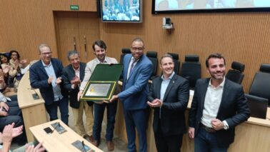 Tiagão entregou o título a Piai, ao lado de Odair, Hussein, Derrite e Bove (Foto: Divulgação)