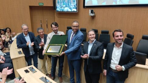 Tiagão entregou o título a Piai, ao lado de Odair, Hussein, Derrite e Bove (Foto: Divulgação)