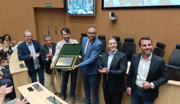 Tiagão entregou o título a Piai, ao lado de Odair, Hussein, Derrite e Bove (Foto: Divulgação)