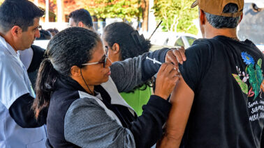 Drive-thru imuniza 432 pessoas contra a Influenza