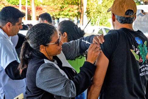 Drive-thru imuniza 432 pessoas contra a Influenza